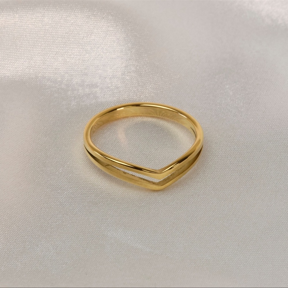 n e w | 18k gold wave ring